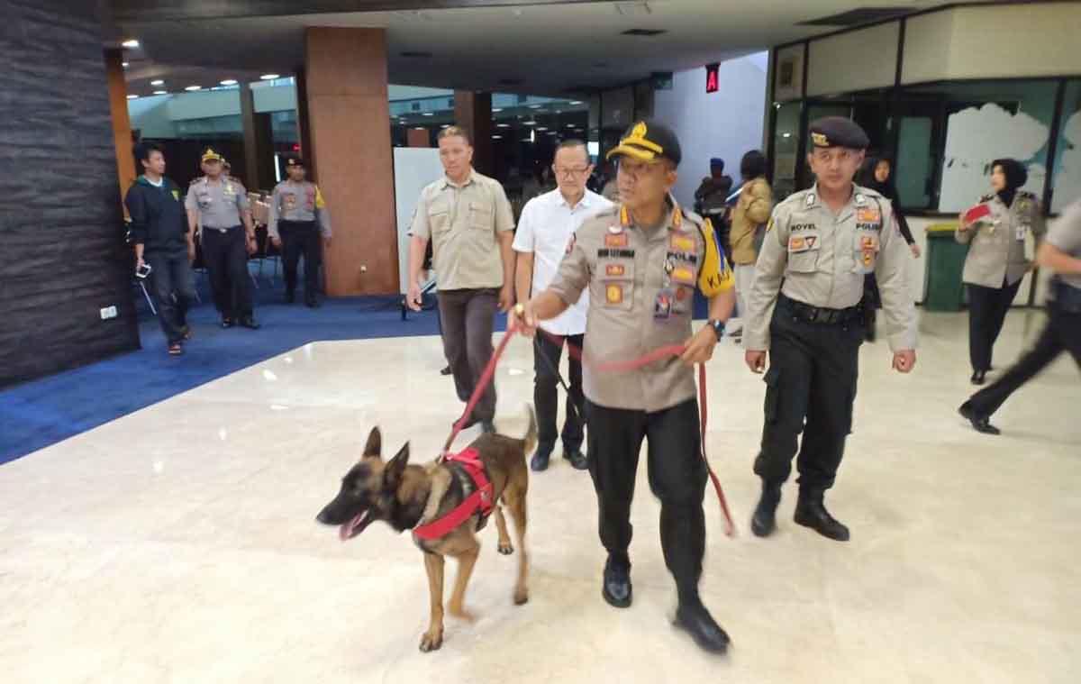 Kapolrestabes Surabaya Kombes Pol Rudi Setiawan mengendalikan Satwa K-9  saat sterilisasi gereja