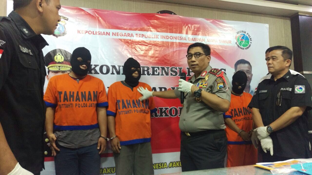 Kapolda Jatim Irjen Pol Machfud Arifin saat jumpa pers di markasnya.