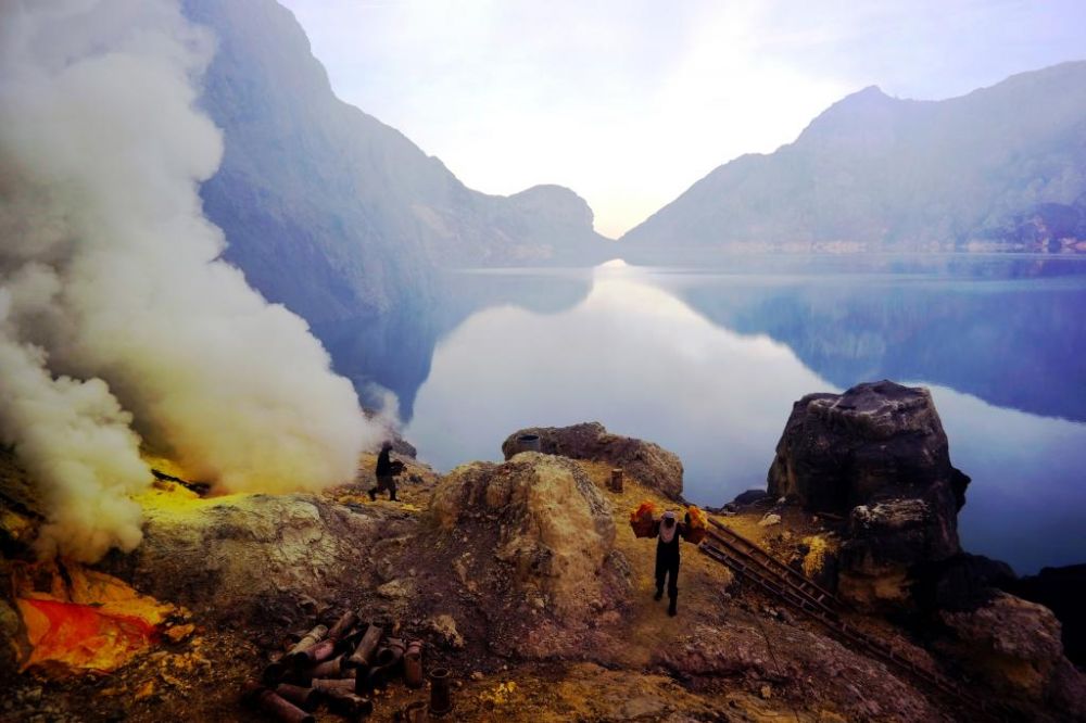 Aktivitas penambang belerang di Kawah Ijen/ Foto: Budi Sugiharto/jatimnow.com