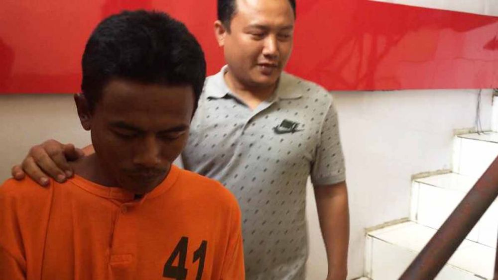 Nasrulloh saat digelandang penyidik ke Sel Tahanan Polres Blitar