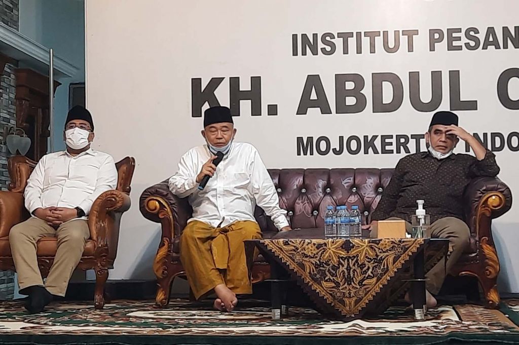 KH Asep Saifuddin Chalim (tengah) saat menerima kunjungan Sekjen Gerindra Ahmad Muzani (kanan) dan Plt Ketua Gerindra Jatim Anwar Sadad