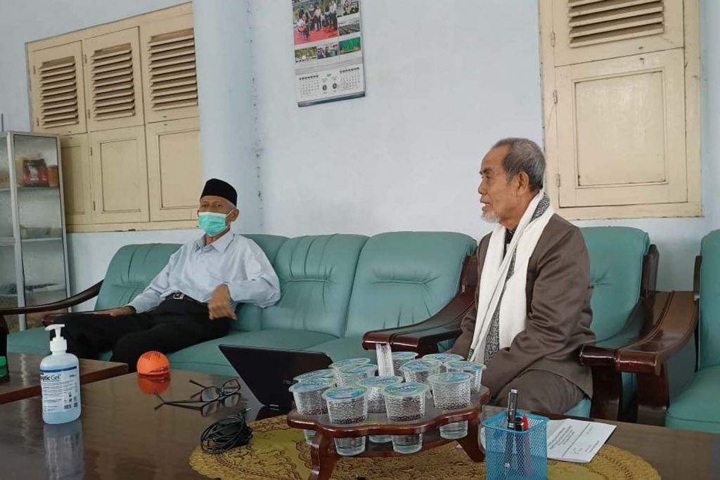 KH Hasan Abdullah Sahal (kanan) di Ponorogo (Foto: Mita Kusuma/jatimnow.com)