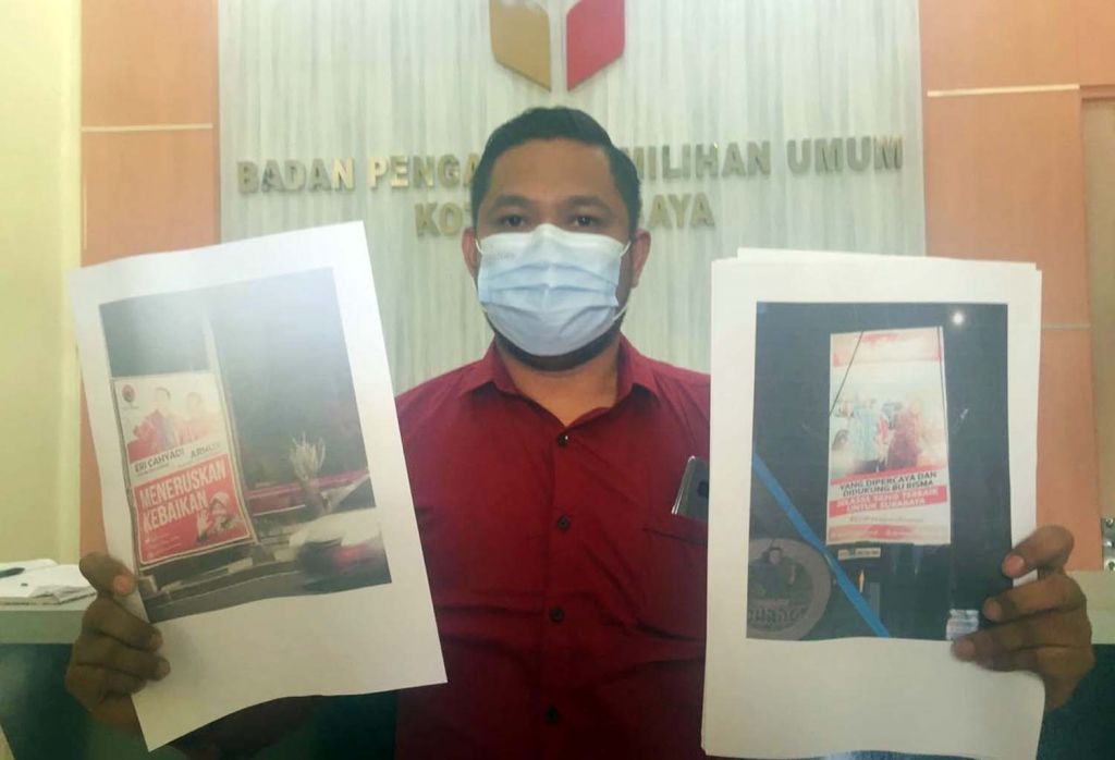 Ketua KIPP Jatim, Novli Bernado Thyssen saat melapor ke Bawaslu Surabaya (foto dokumen)

