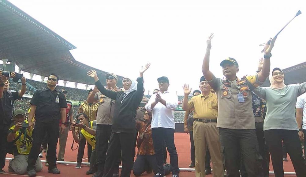 Gubernur Jawa Timur, Khofifah Indar Parawansa saat menyapa 50 ribu bonek yang memadati tribun Stadion GBT Surabaya