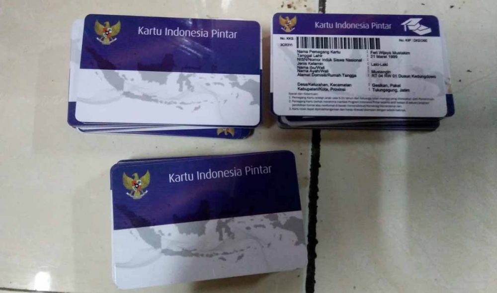 Puluhan lembar Kartu Indonesia Pintar yang ditemukan Dicky di Simpang Lima Gumul, Kabupaten Kediri 
