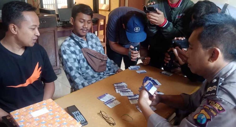 Dua pemuda yang menemukan 70 keping KIP di Kediri menyerahkannya ke polisi