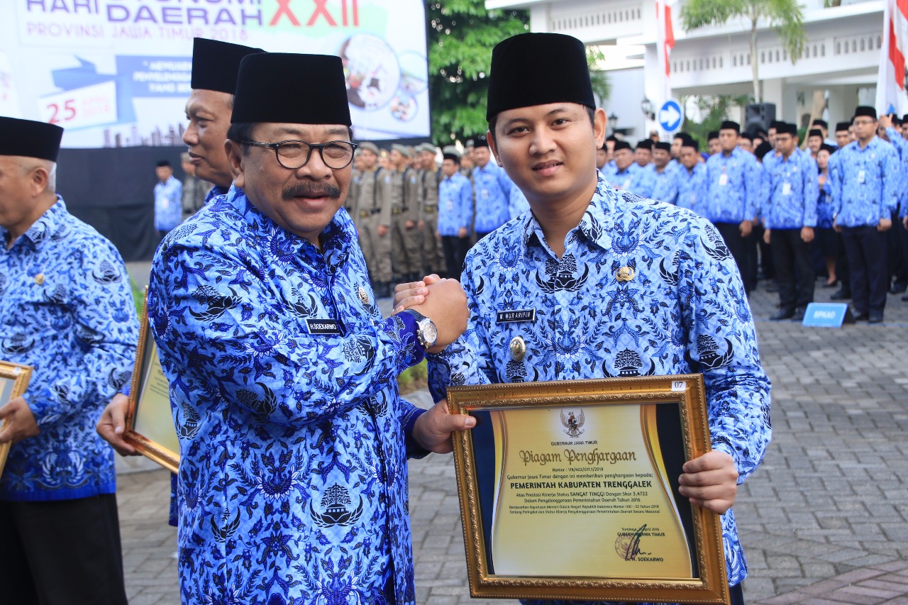 Ketua Komite Nasional Pemuda Indonesia (KNPI) Jawa Timur M Nur Arifin bersama Gubernur Jatim.