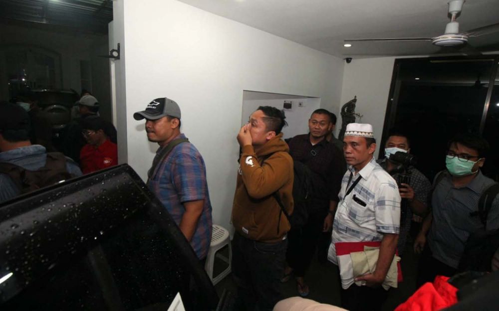 Penyidik KPK saat datangi Kantor Pengacara Rahmat Santoso & Patrners di Jalan Prambanan No. 5, Tambaksari, Surabaya (Foto-foto: Zain Ahmad/jatimnow.com)