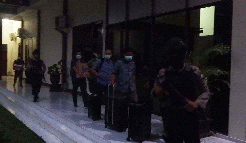 Para Penyidik KPK saat keluar dari Gedung DPRD Tulungagung