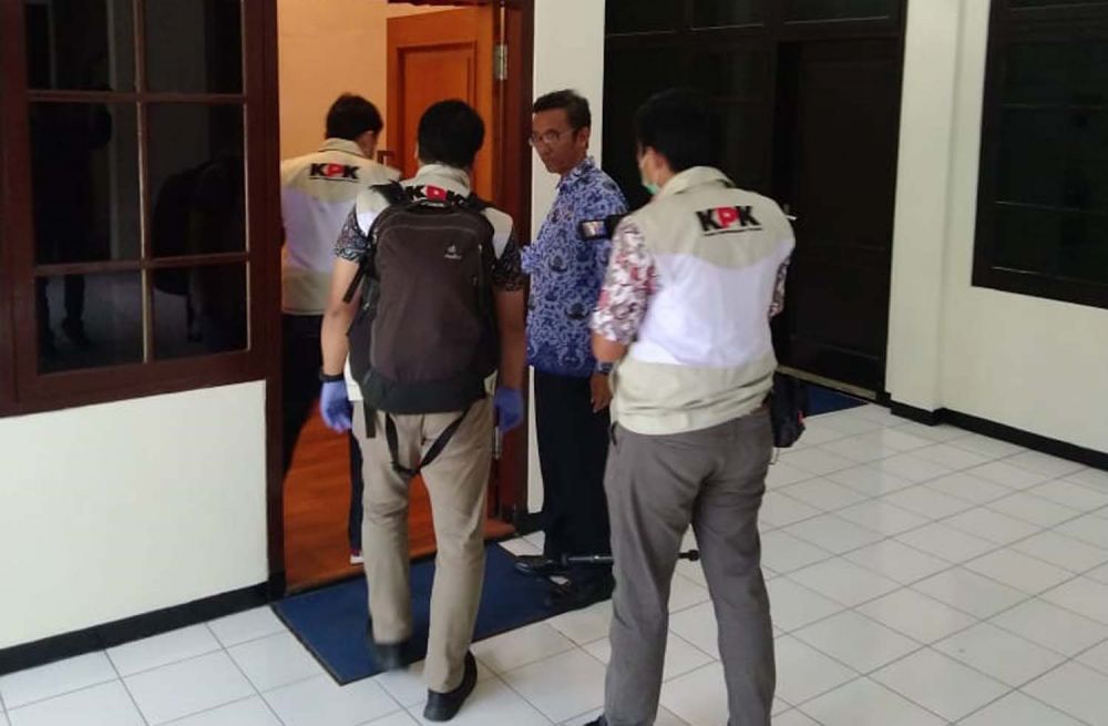 Penyidik KPK saat masuk ke salah satu ruangan di Gedung DPRD Tulungagung