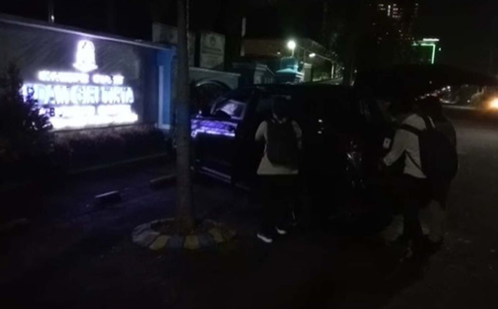 Sejumlah penyidik KPK saat masuk ke mobil setelah keluar dari Kantor PDAM Giri Tirta Gresik