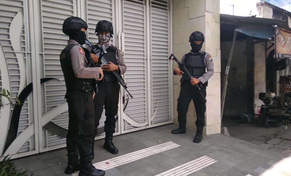 Sejumlah anggota polisi bersenjata lengkap mengamankan jalannya penggeledahan oleh Penyidik KPK di rumah kontraktor di Tulungagung