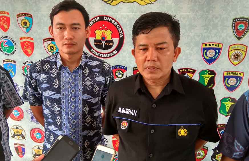 Kasubbag Humas Polres Blitar Iptu M Burhanudin saat memberikan keterangan pers