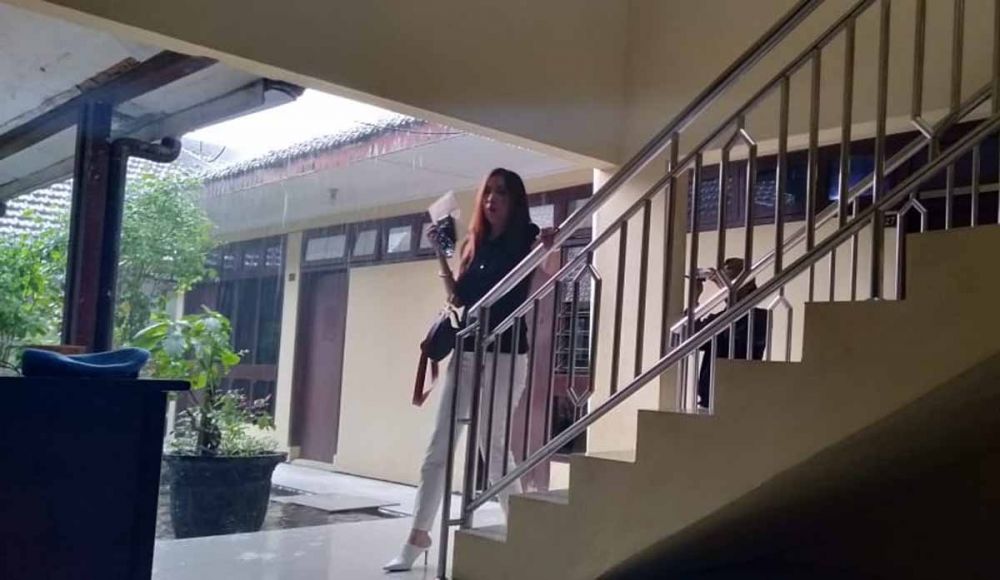 Penampakan wanita cantik usai diperiksa KPK di Polres Mojokerto Kota terkait kasus Bupati nonaktif Mojokerto, MKP