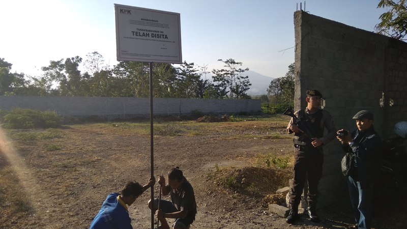 Petugas KPK saat menyita aset tanah di Tulungagung, Kamis (27/9/2018).