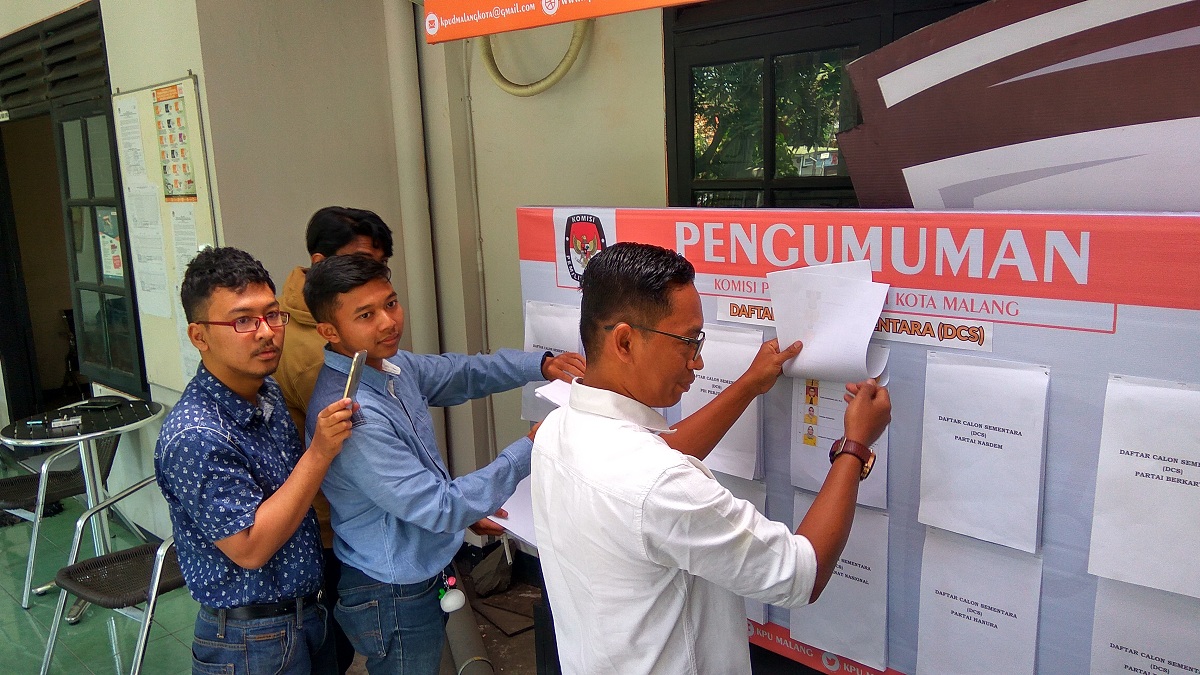 Pihak KPU saat memeriksa sejumlah berkas pemilu 2019/Avirista Midaada