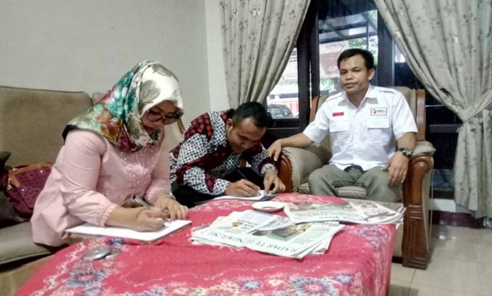 Dua caleg yang sudah dicoret KPU saat berada di Kantor Bawaslu Tulungagung