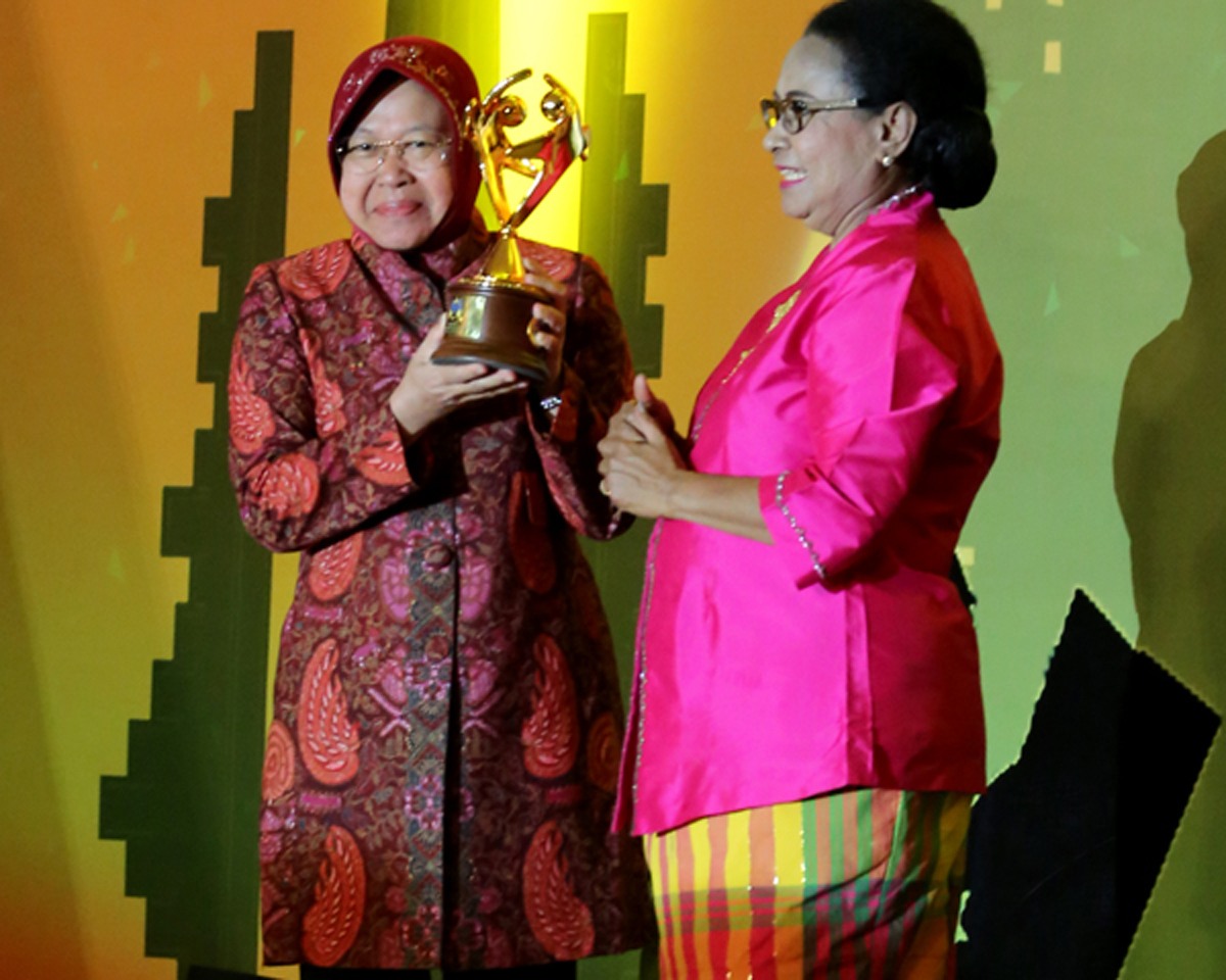 Wali Kota Risma saat menerima penghargaan./Foto: Istimewa