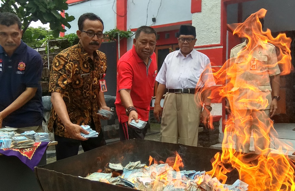 Pemusnahan KTP yang invalid dan rusak oleh OPD Pemkot Blitar.