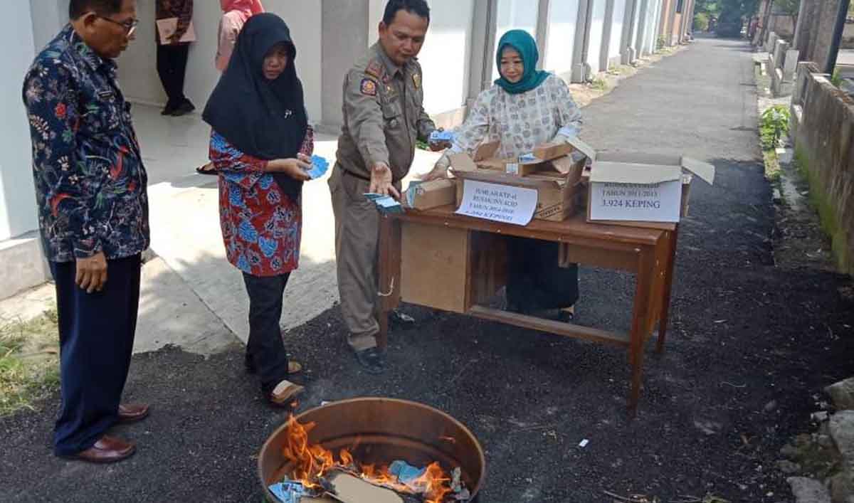 Petugas Dispendukcapil Kabupaten Kediri musnahkan ribuan KTP rusak dan invalid