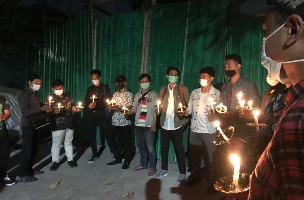 Komunitas Wong Suroboyo (KWS) memperingati Hari Pahlawan di depan Rumah Radio Bung Tomo