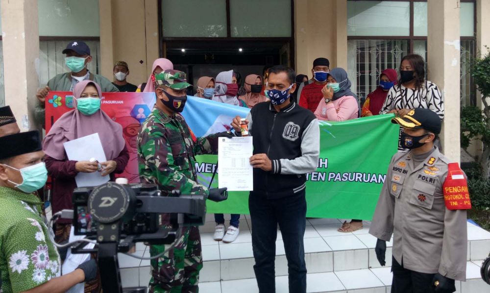 Dandim 0819 Pasuruan Letkol Arh Burhan Fajari A saat prosesi pemulangan pasien positif Covid-19 yang dinyatakan sembuh