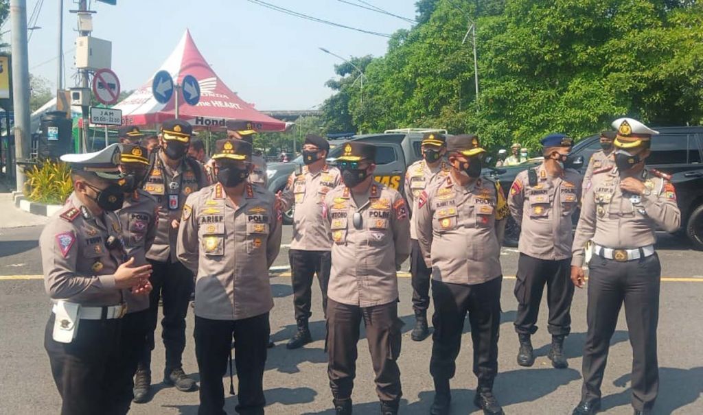 Kabaharkam Polri Komjen Pol Arief Sulisyanto saat meninjau penyekatan PPKM Darurat di pintu masuk Surabaya depan Cito Mall