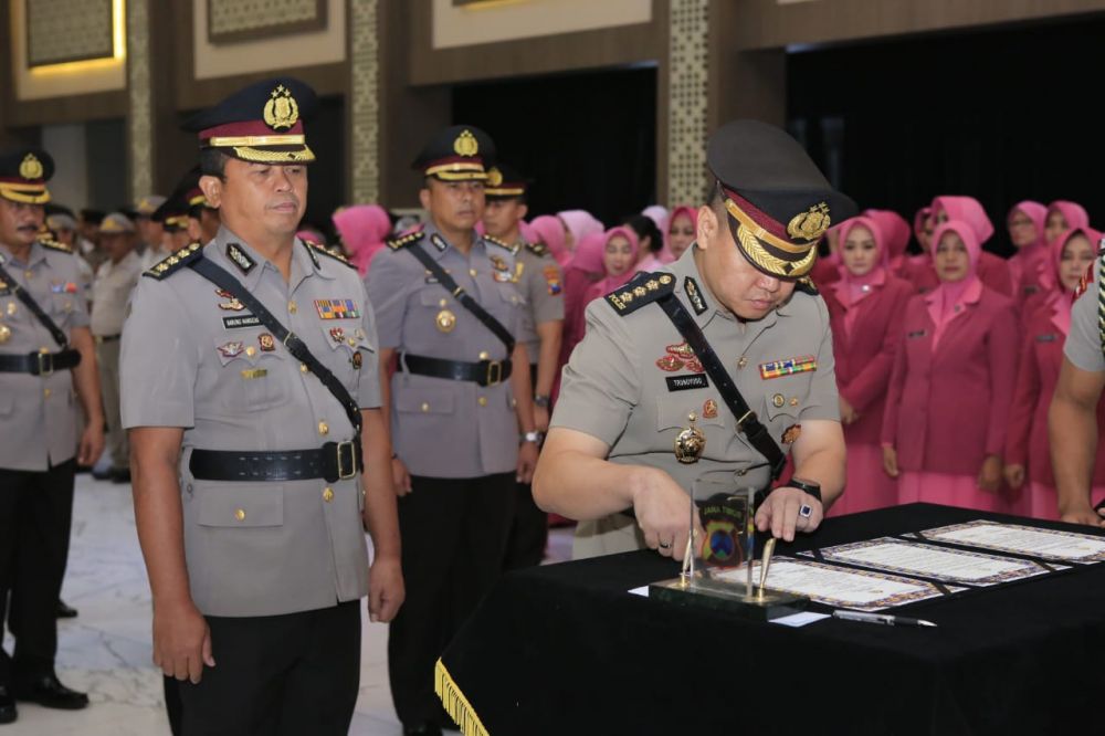 Kombes Pol Frans Barung Mangera dan Kombes Pol Trunyudo Wisnu Andiko saat serah terima jabatan di Mapolda Jatim