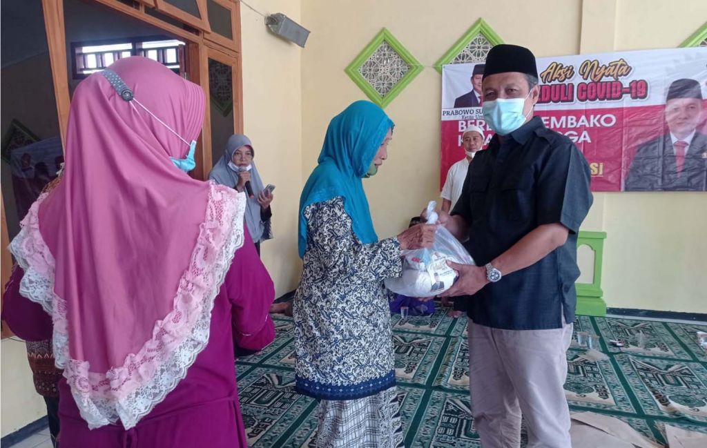 Saat Kader Gerindra Jatim Blusukan Kampung Beri Ribuan Paket Sembako ke Warga