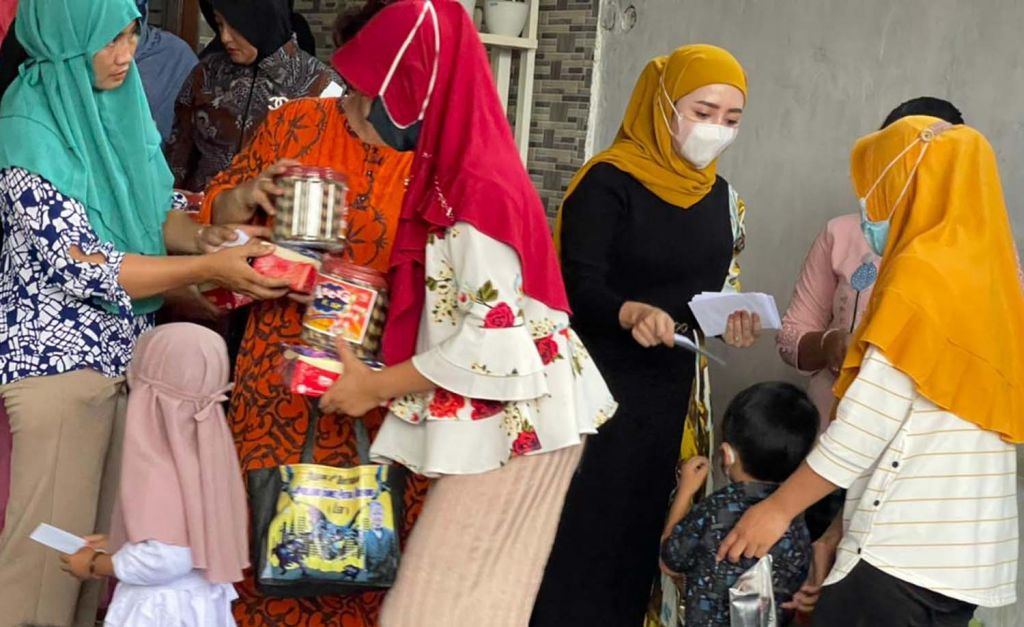 Kades Kedungkumpul, Angely Emitasari (pakai masker putih) membagikan santunan untuk kaum dhuafa