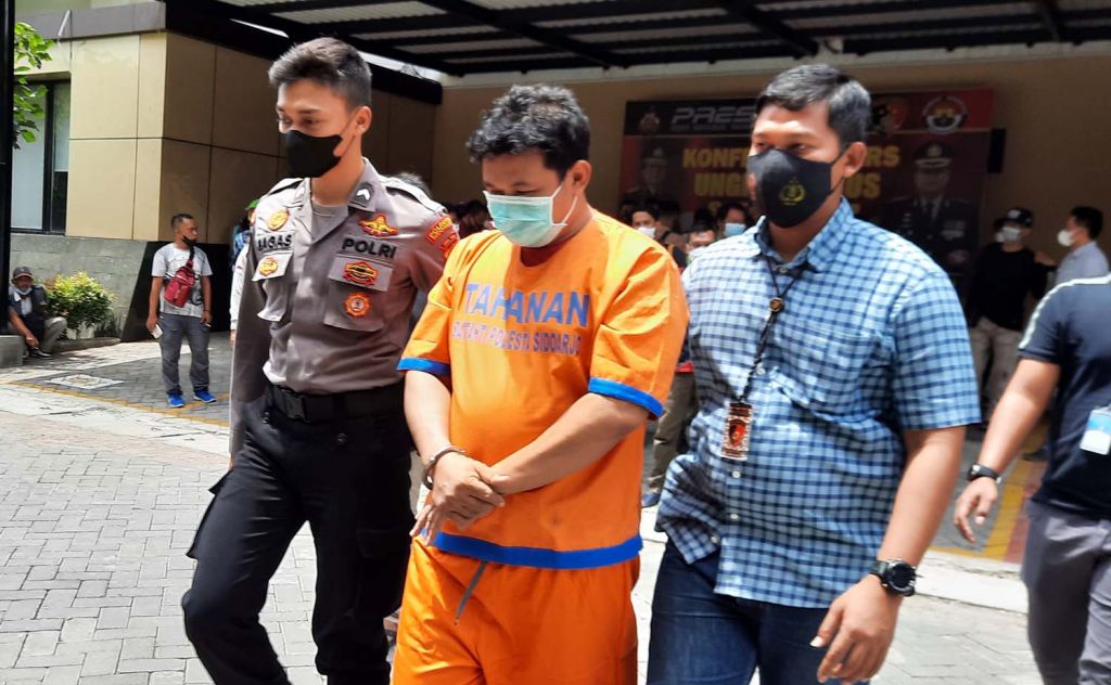 Kades di Sidoarjo yang terjaring OTT diamankan di Mapolresta Sidoarjo