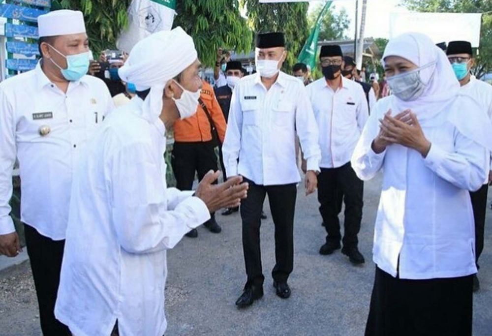 Kadisdik Jatim Wahid Wahyudi (tengah) saat mendampingi Gubernur Khofifah di Sampang, Rabu (10/6/2020)