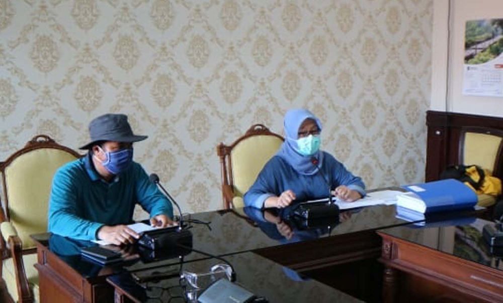 Kadinkes Kota Surabaya, drg. Febria Rachmanita (kanan)