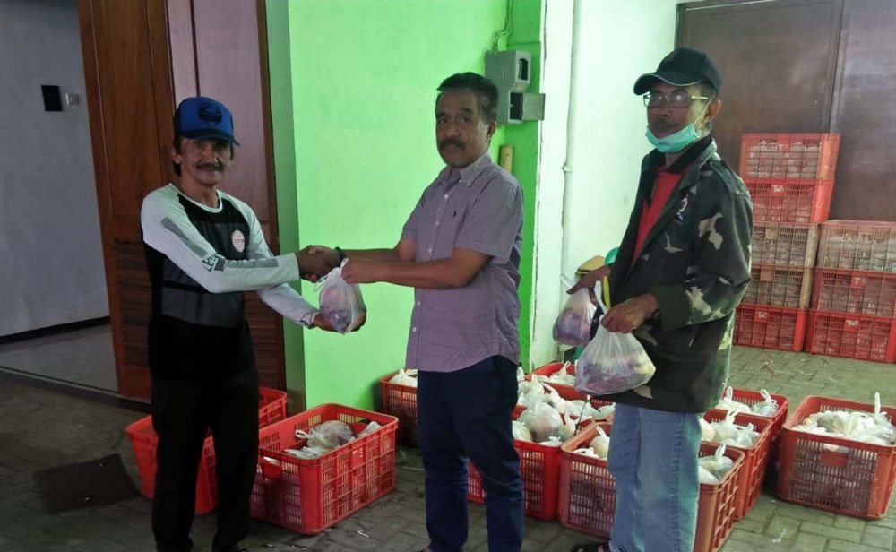 Kaji Bianto membagikan paket daging kurban untuk warga di Kelurahan Sisir, Kecamatan Batu