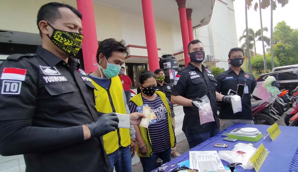 Kakak adik yang terlibat peredaran pil ekstasi dan sabu diamankan di Mapolrestabes Surabaya