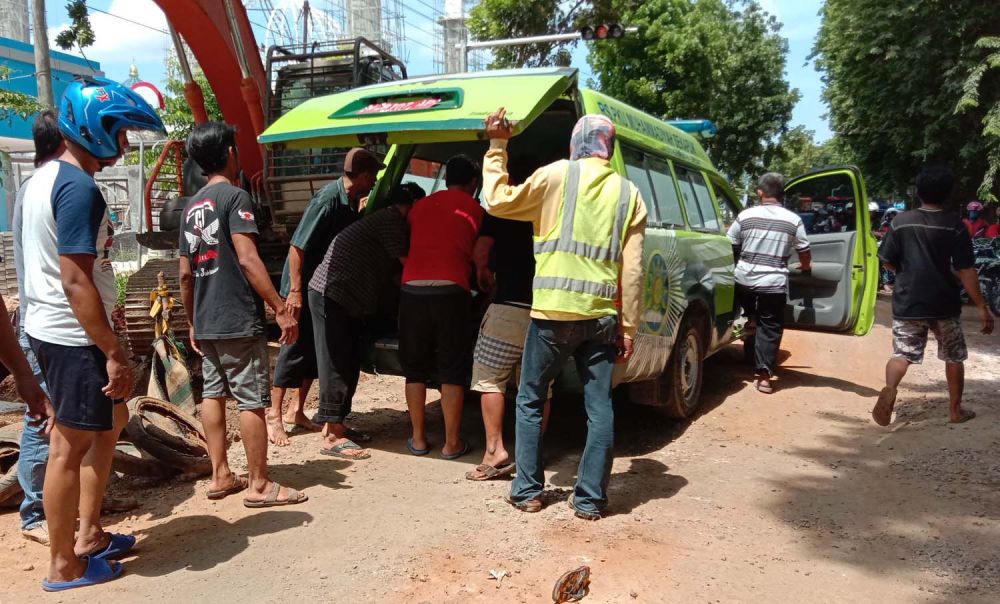 Jenazah kakak beradik korban kecelakaan di Gresik dievakuasi