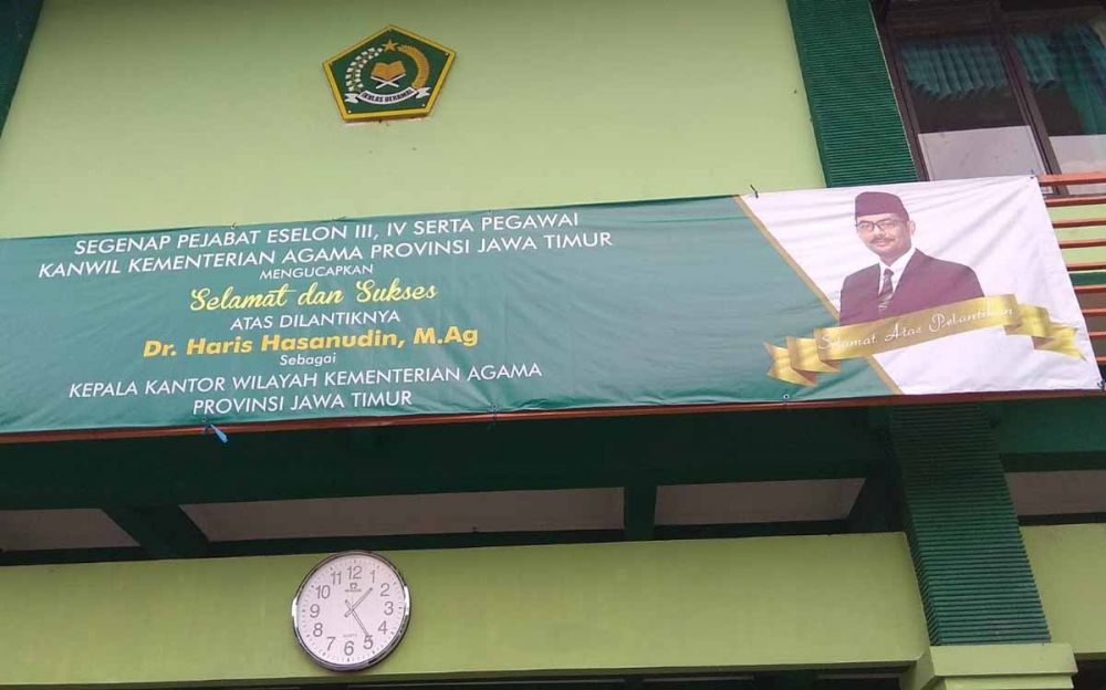 Foto Kepala Kanwil Kemenag Jatim terpampang di Kantor Kemenag Jatim di Jalan Juanda, Sidoarjo 