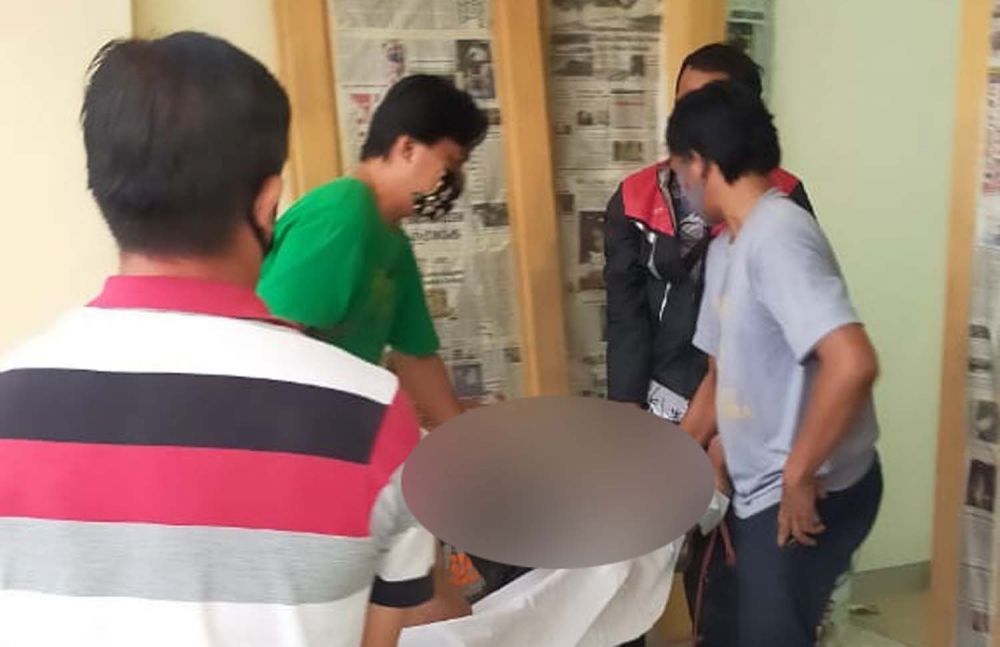 Evakuasi jenazah kakek di Surabaya yang meninggal dunia