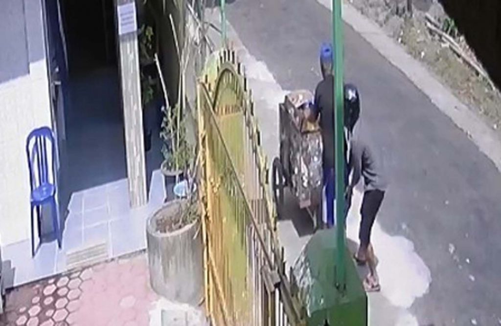 Terlalu! Pemotor ini Tega Merampas Barang Milik Kakek Pemulung di Blitar