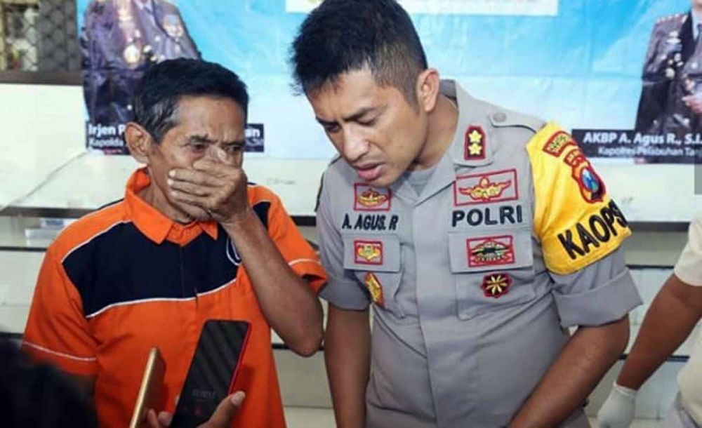 Kakek 62 tahun diinterogasi Kapolres Pelabuhan Tanjung Perak, Surabaya, AKBP Antonius Agus Rahmanto