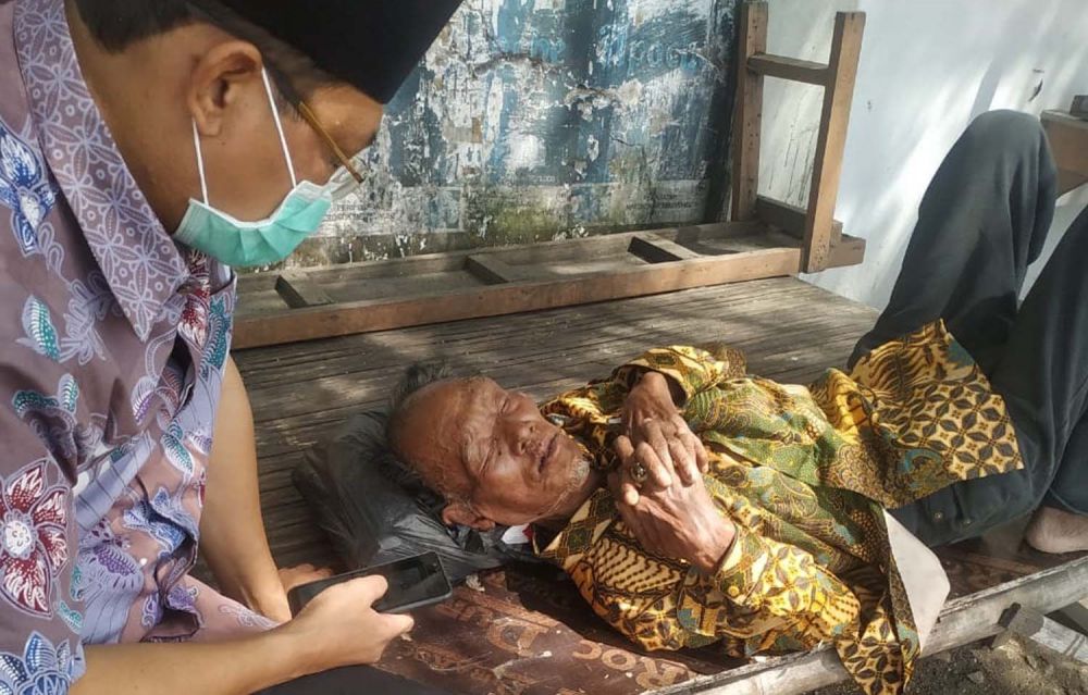 Ketua DPRD Kabupaten Pasuruan Sudiono Fauzan menolong kakek asal Probolinggo yang terlantar di Jalan Raya Masangan, Kecamatan Bangil