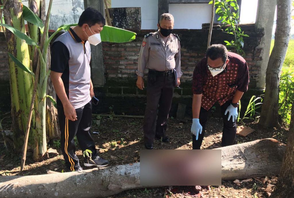 Polisi mengecek lokasi kejadian kakek di Ponorogo yang terkena kapak sendiri