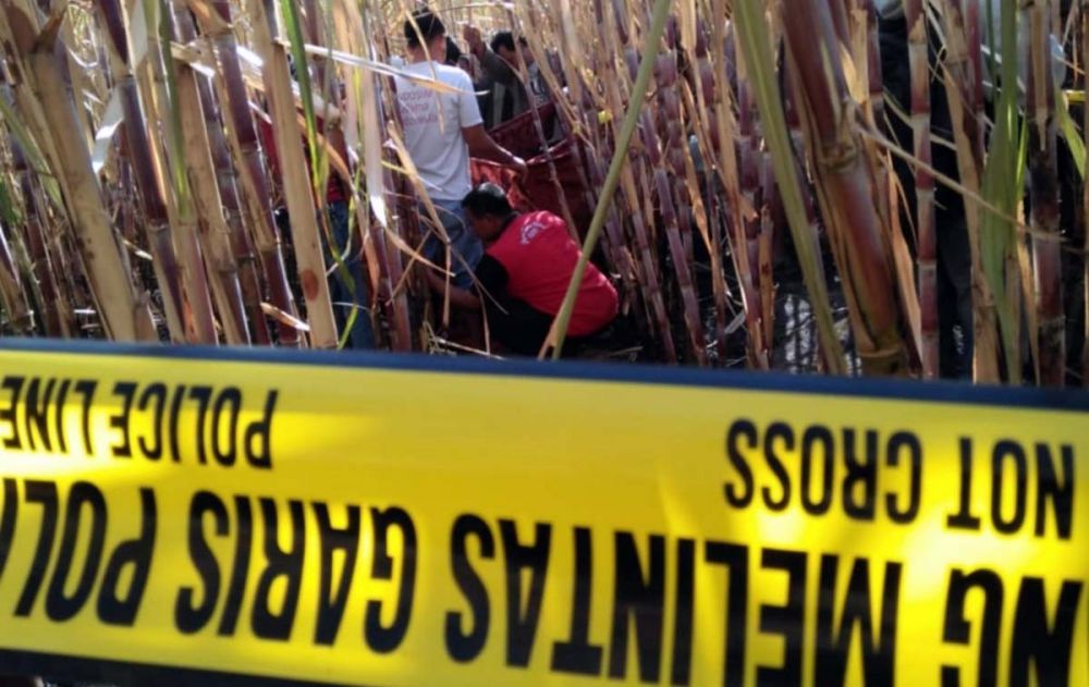 Polisi melakukan identifikasi di lokasi kejadian