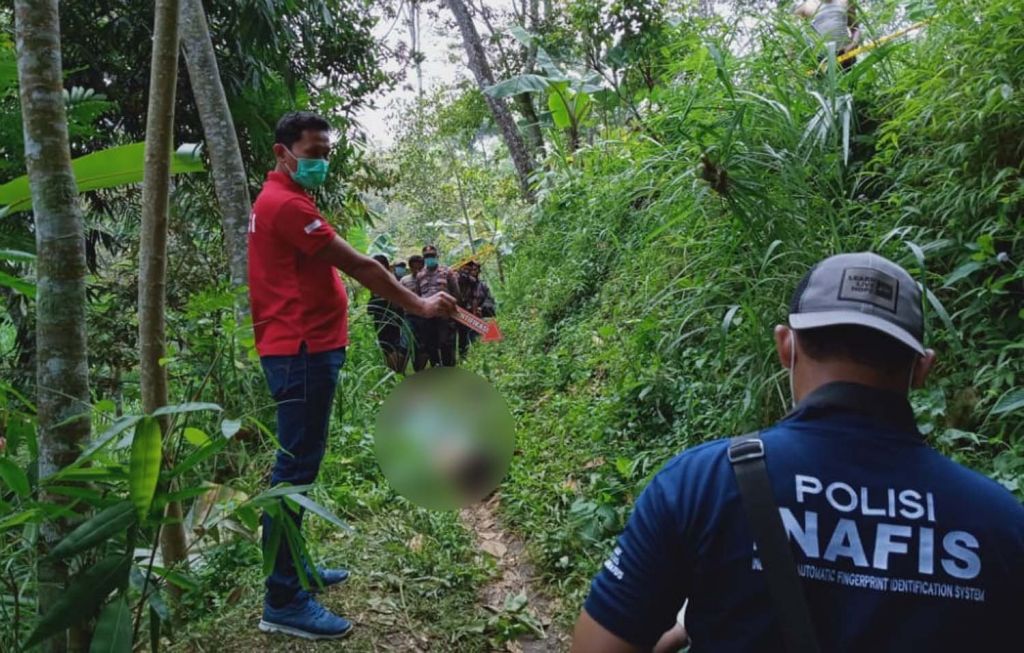 Tim Inafis Polres Pasuruan melakukan identifikasi