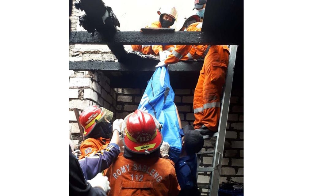Petugas mengevakuasi jasad kakek yang meninggal dalam kebakaran rumah di Surabaya