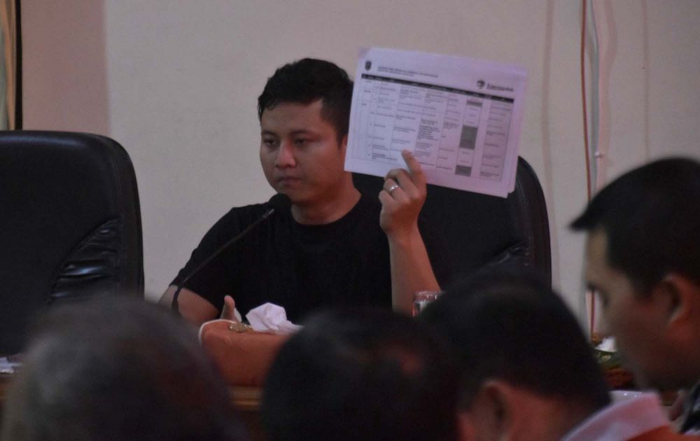 Bupati Trenggalek Mochamad Nur Arifin menunjukkan kalender event Tahun 2020