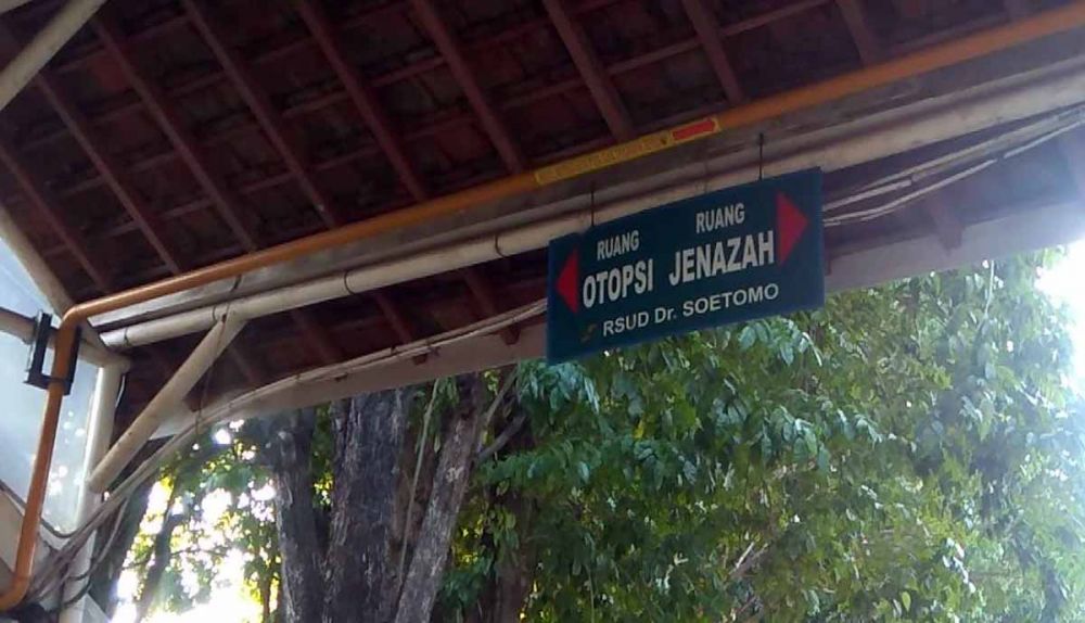 Mayat tiga bandit motor yang ditembak mati berada di Kamar Mayat RSU dr Soetomo, Surabaya