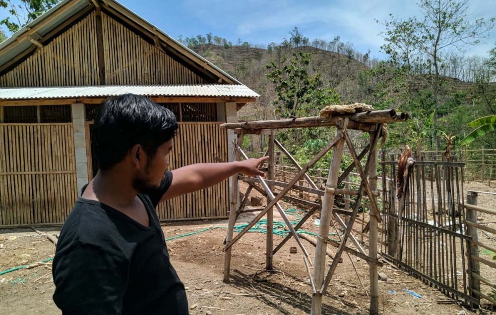 Warga menunjukkan hutan yang diduga menjadi tempat hewan buas yang menyerang kambing di Ponorogo hingga mati terkoyak