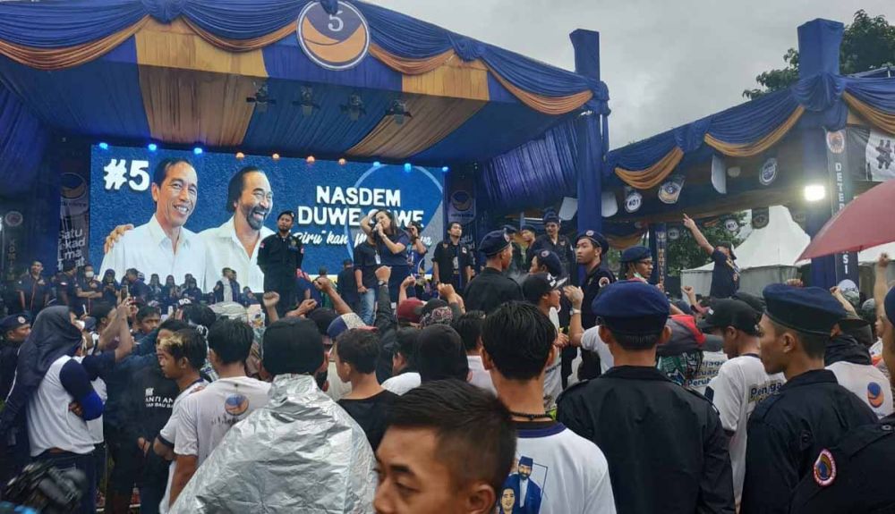 Sempat Diwarnai Hujan, Ribuan Kader NasDem Dengarkan Orasi Surya Paloh