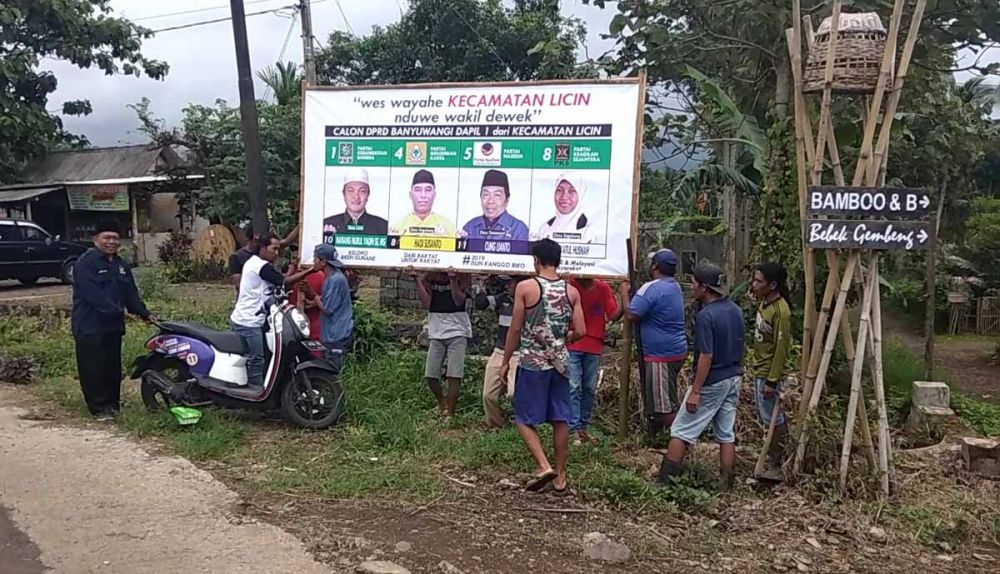 Baliho keempat Caleg beda partai yang terpasang di Kecamatan Licin, Banyuwangi
